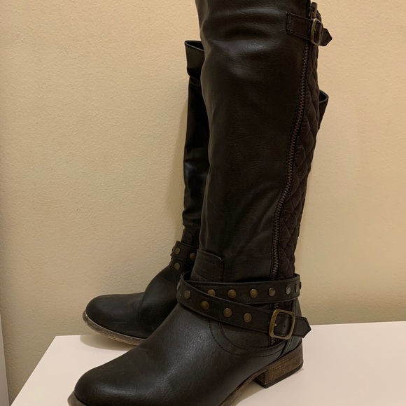 Boots - Picture 2 of 4